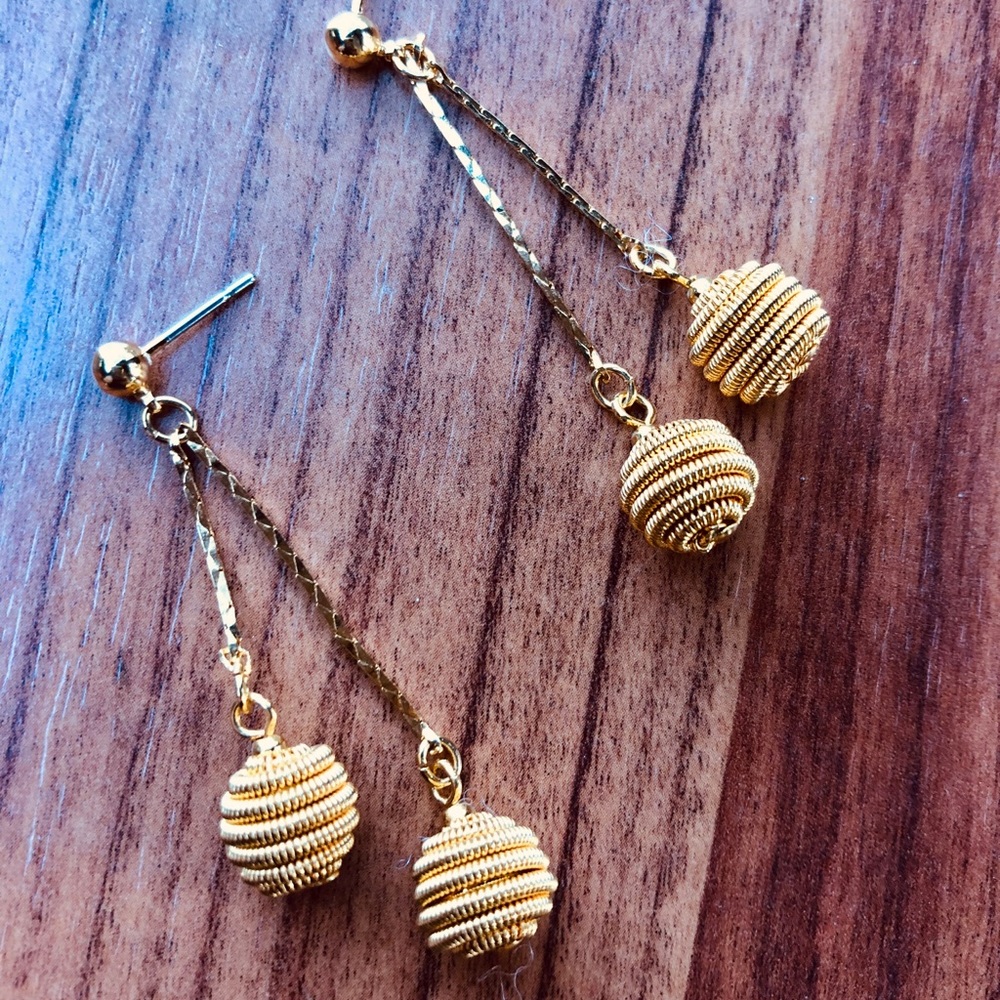 VTG gold dangle earrings